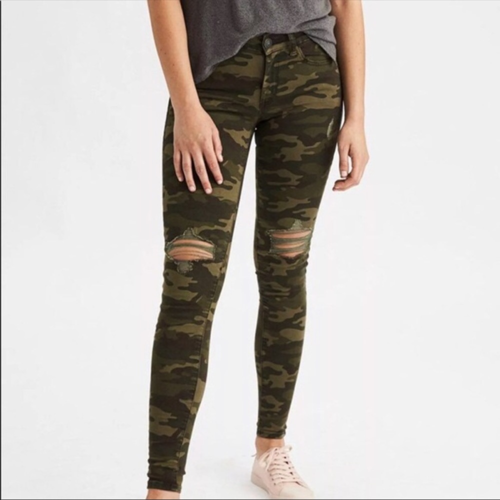 NWOT AMERICAN EAGLE skinny jeans jegging ripped knees camo women size 2